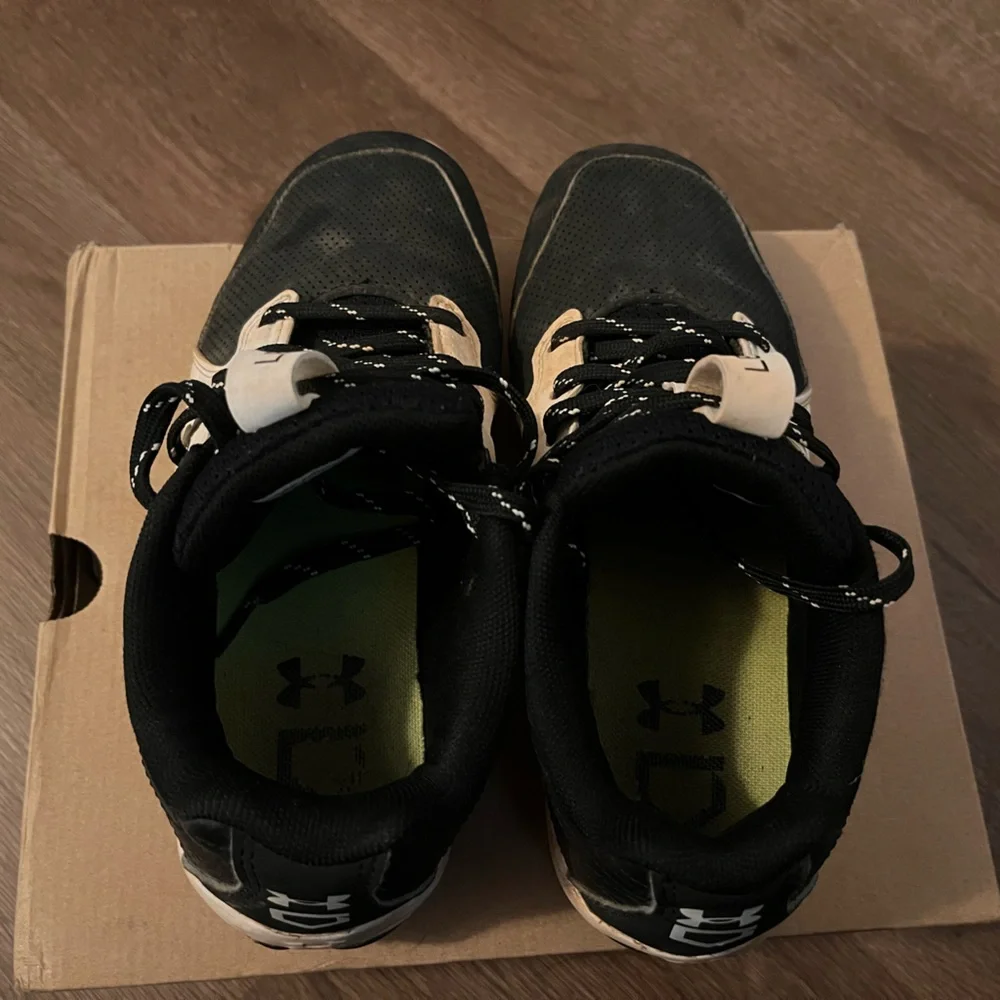 Boy’s Under Armour Baseball Cleats - Picture 4 of 6